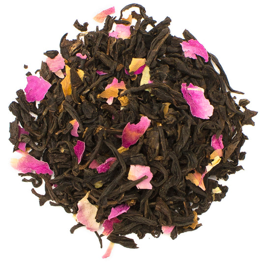 Vöröstea rózsaszirmokkal